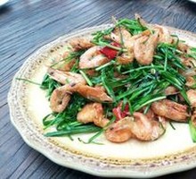 Stir-fried河虾 with leeks