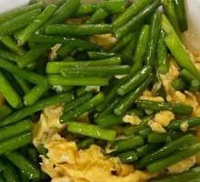 Egg Stir-fried with Garlic Shoots