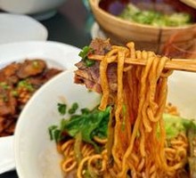 Beef with Chili and Green Onion Oil Noodles
