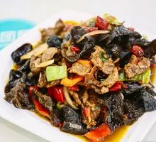 Stir-Fried Beef Noodles with Wood Ear Mushrooms