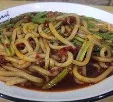 Stir-Fried Rice Noodles with Beef and Celery