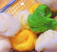 Flower-shaped steamed bun