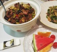 Stir-fried pork strips with water celery