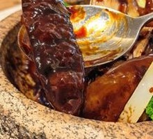Stewed Sea Cucumber with Scallions in Stone Pot