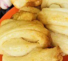 Flower-shaped steamed bun