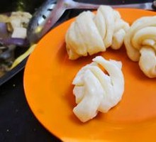 Flower-shaped Steamed Bun with Flatbread