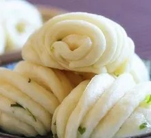 Flower-shaped steamed bun