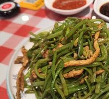 Stir-fried shredded pork with lentils