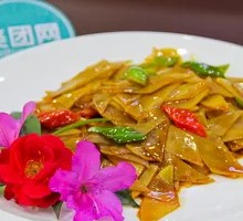 Stir-Fried Potato Slices with Green Chili