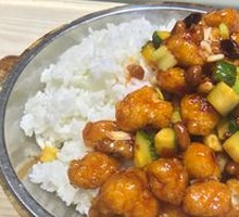 Spicy Chicken Cubes in Wooden Bucket Rice