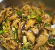 Shiitake Mushroom and Pork Noodles in Bamboo Steamer