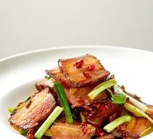 Stir-fried腊肉 with green garlic