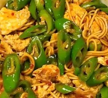 Stir-Fried Noodles with Green Pepper and Egg