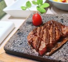 Volcanic Rock Plate with Beef and Bamboo Leaves