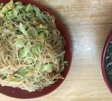 Beef and egg stir-fried rice noodles