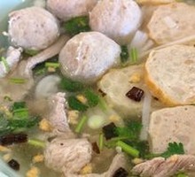 Fish ball and dumpling rice noodle soup