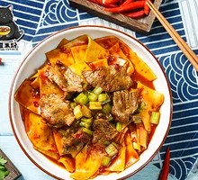 Stir-fried beef with wide rice noodles