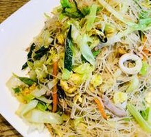 Stir-Fried Rice Noodles with Seafood