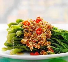 Cold-mixed stinging nettle shoots