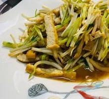 Stir-fried celery sprouts with spicy tofu and shredded pork