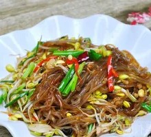 Stir-fried mung bean sprouts with glass noodles