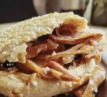 Pita with lamb head meat