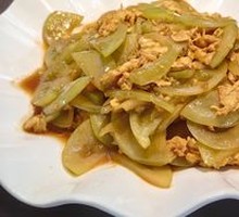 Egg stir-fried with green persimmon