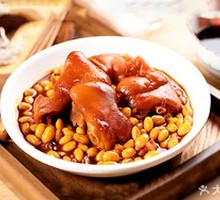 Stewed Pig Trotters with Soybeans