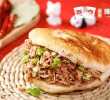 Beijing-style baked flatbread with meat