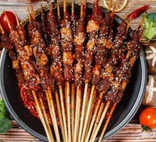 Charcoal-grilled lamb skewers