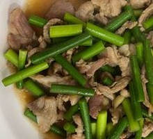 Stir-fried garlic shoots with pork