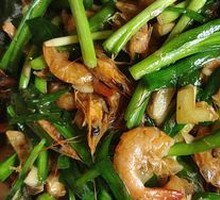 Stir-fried河虾 with leeks