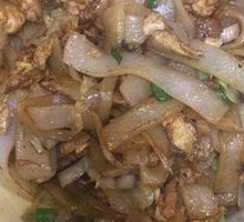 Stir-fried Rice Noodles with Egg and Shredded Pork
