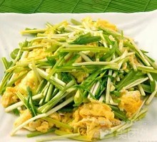 Stir-fried Eggs with Garlic Greens