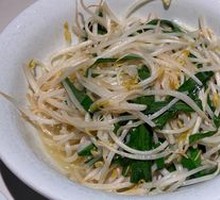 Stir-fried leek with bean sprouts