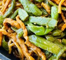 Beijing-style Braised Noodles with Green Beans