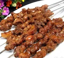 Charcoal-grilled lamb skewers