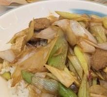 Scallion Stir-Fried Lamb Rice Bowl