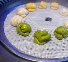 Flower-shaped steamed bun