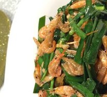 Stir-fried河虾 with leeks