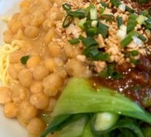 Spicy Pork Sauce Noodles with Peas