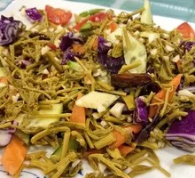 Cold-mixed wild vegetables