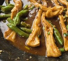 Pork Ribs with Green Beans and Wheat Rolls