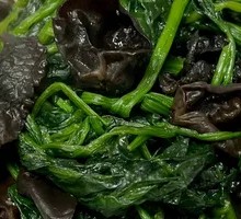 Spinach and Wood Ear Mushroom