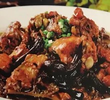 Clay Pot Chicken Stewed with Hedge Mushrooms