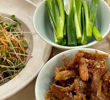 Crispy pancakes with shredded fish rolls