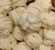 Flower-shaped steamed bun