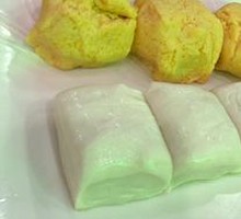 Flower-shaped steamed bun