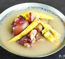 Xiangxi smoked pork trotter stewed with bamboo shoots