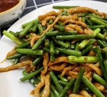 Stir-fried garlic shoots with pork